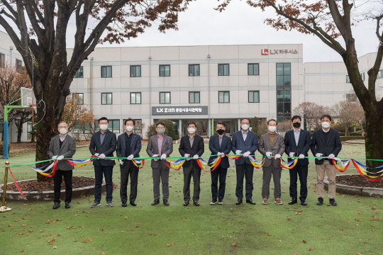 지난달 30일 열린 'LX 지인 종합시공아카데미(가칭)' 개관식에서 강계웅(왼쪽 다섯번째) LX하우시스 대표 등 관계자들이 개관 기념 테이프 커팅을 하고 있다. <LG하우시스 제공>